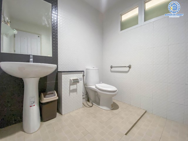 *****บ้านเดี่ยวมือสองย่านกรุงเทพฯ ม.สิริกานต์3 บางใหญ่-กาญจนาฯ เนื้อที่กว้างเกือบ 67 ตร.ว. พร้อมฟังก์ชัน 4 ห้องนอน 3 ห้องน้ำ ที่จอดรถ 2 คัน สภาพสวย พร้อมเข้าอยู่ แถมฟรี! เครื่องปรับอากาศ 6 เครื่อง บนทำเลแห่งการเดินทาง ใกล้รถไฟฟ้าสายสีม่วง "สถานีคลองบางไผ่" และทางด่วน "ศรีรัช"